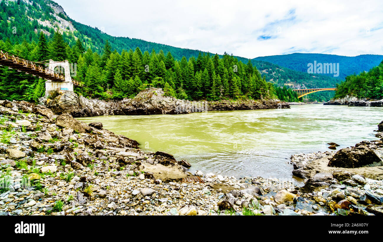 Die historische Alexandra Brücke über den Fraser River, mit der Stahlkonstruktion des neuen Alexandra Brücke auf dem Trans Canada Highway in BC, Kanada Stockfoto