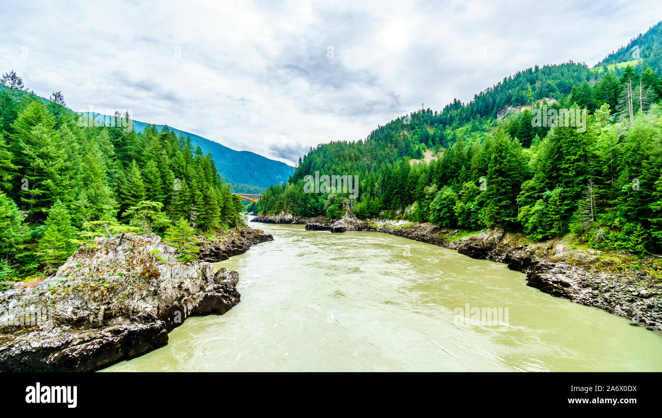 Die zerklüftete Küstenlinie mit großen Felsformationen entlang der mächtigen Fraser River auf der Website der Historischen zweiten Alexandra Brücke in BC, Kanada Stockfoto