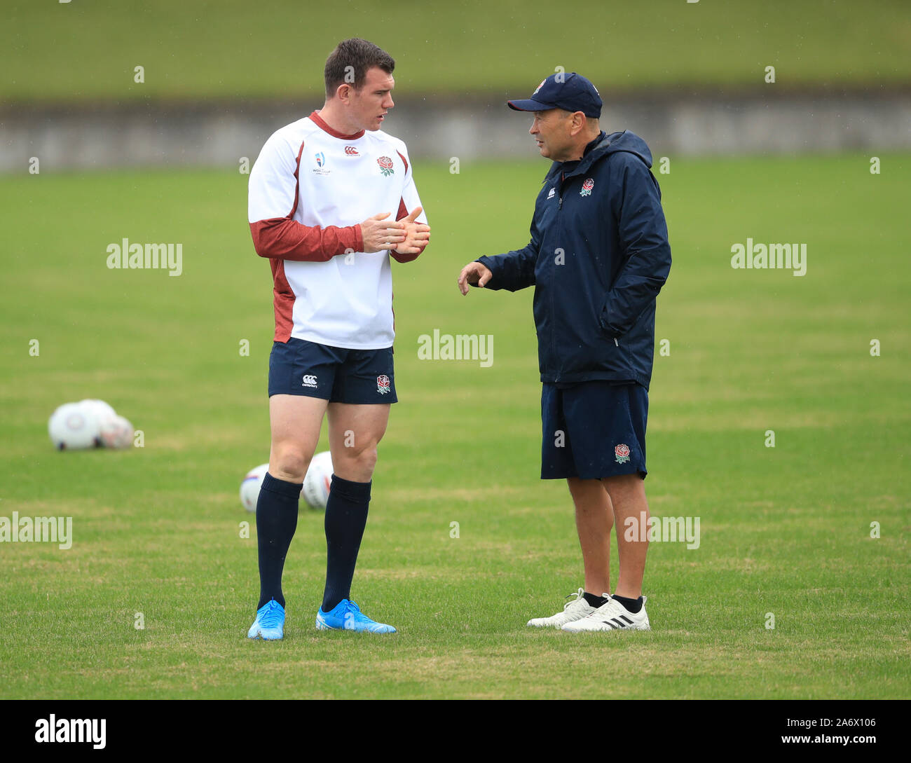 England's Ben Spencer (links) und Trainer Eddie Jones (rechts) während des Trainings an Fuchu Asahi Fußball Park, Tokyo. Stockfoto