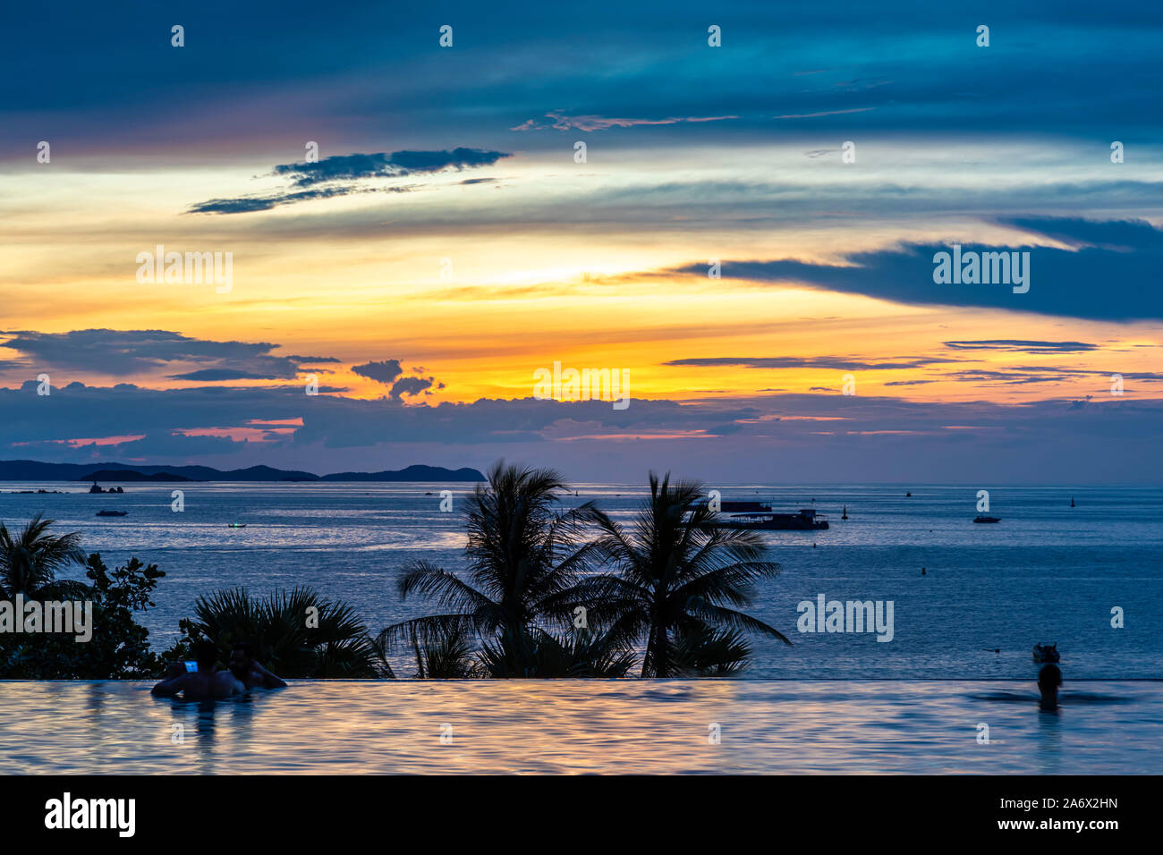 Hotel Infinity Pool bei Sonnenuntergang, Pattaya, Chon Buri, Thailand Stockfoto