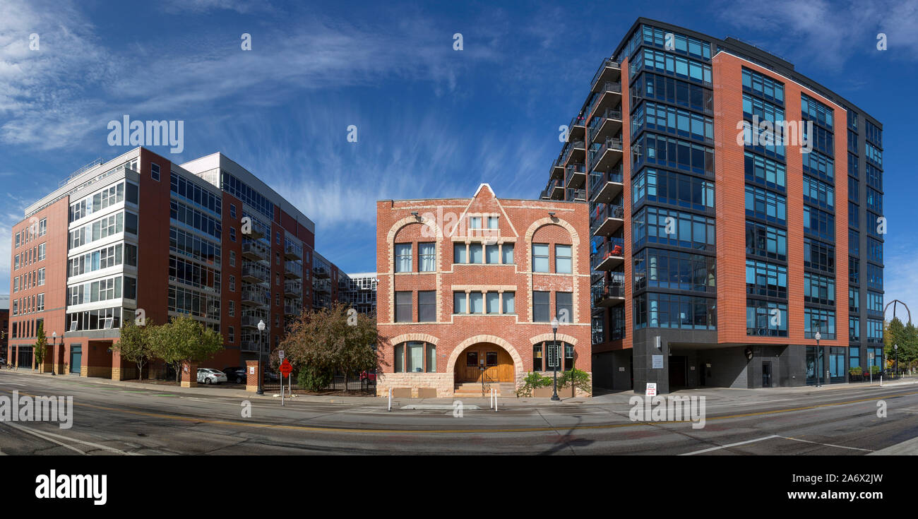 Panoramische Ansicht der 1890 Ida Dorsey Sporting Haus zwischen zwei 21. Jahrhundert Wohnkomplexe in der Innenstadt von Minneapolis, Minnesota Stockfoto