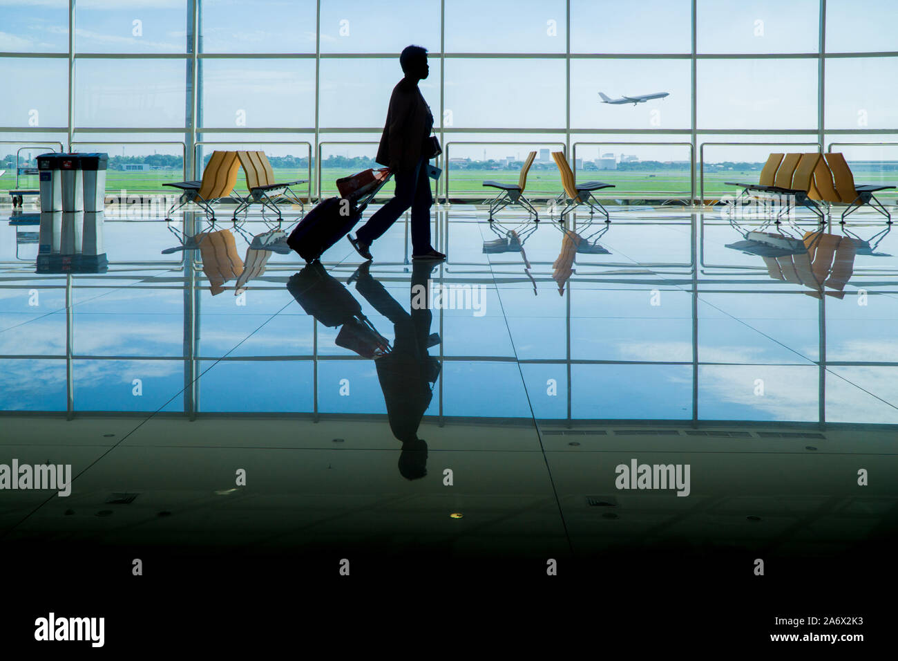 Nicht erkennbare Frau oder Mann Geschäftsmann Geschäftsfrau zu Fuß zum Flugsteig vor dem Abflug am Flughafen Stockfoto