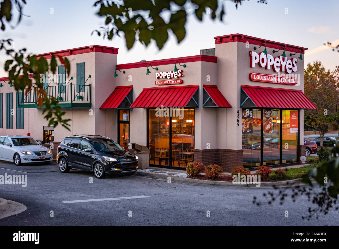 Popeyes Louisiana Küche gebratene Hähnchen Fast-Food-Restaurant in der Metro Atlanta, Georgia. (USA) Stockfoto