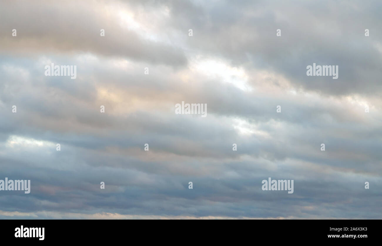 Teilweise Wolken. Abwicklungstag. Dark sky auf dem Hintergrund mit Luft Wolken. sky Panorama, verstreut cumulus Clouds für Hintergrund wallpaper, Desktop. Kopieren Sie Platz. Stockfoto