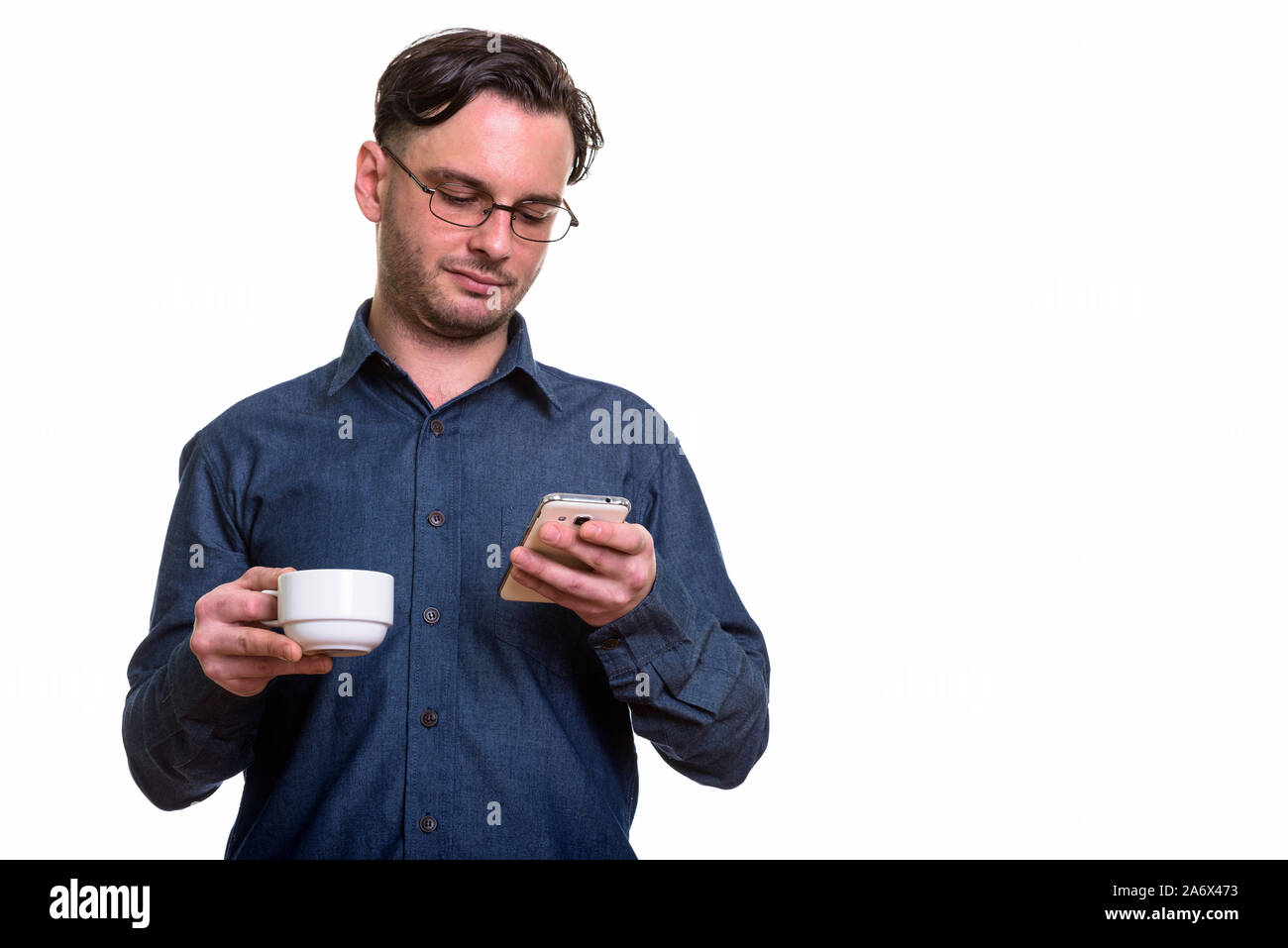 Studio shot der formalen junger Mann mit Handy halten Stockfoto
