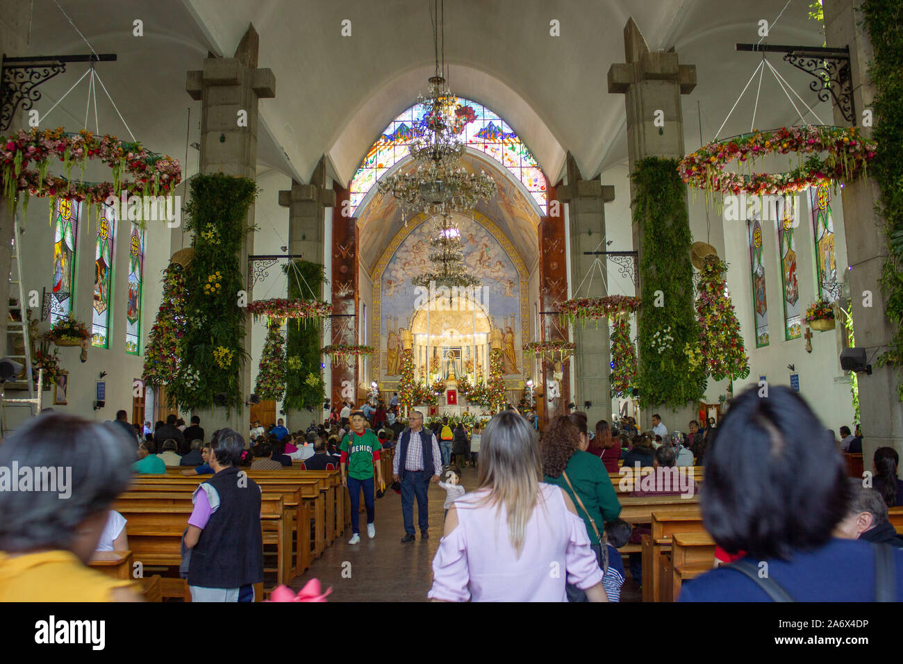 Alajuela, Mexiko - 14. August. 2019 viele Pilger kommen in die Kirche, um die Nacht zu feiern, wenn Niemand schläft Stockfoto