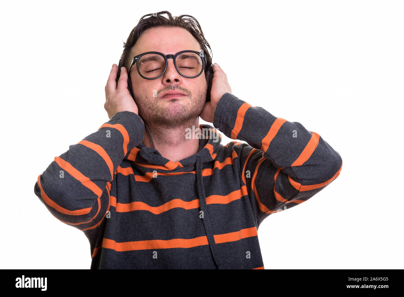 Studio shot des jungen Mannes, das Hören von Musik mit geschlossenen Augen Stockfoto