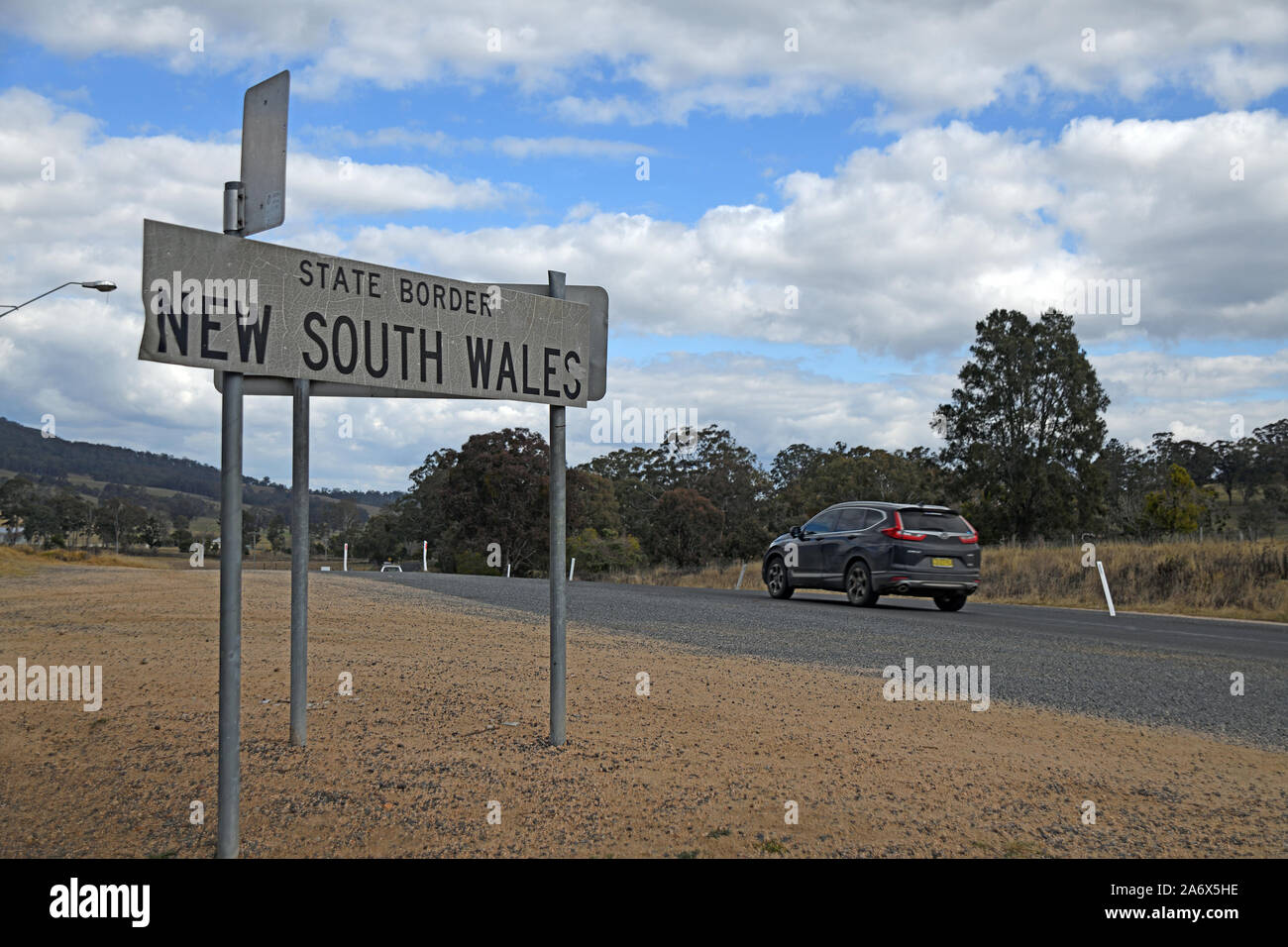 Beschilderungen für die Grenze zwischen Queensland und New South Wales in der Nähe von Killarney Stockfoto