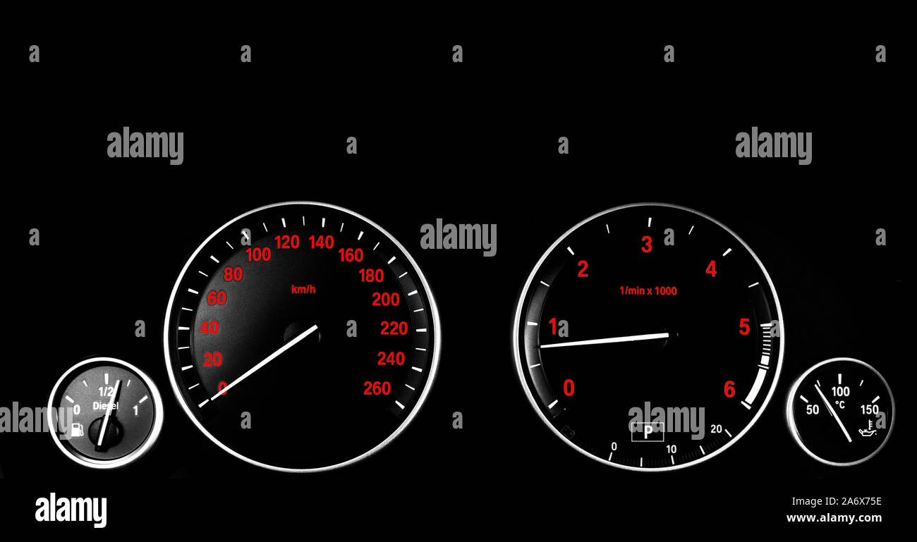 Innenraum Armaturenbrett details mit Anzeigelampen. Von Autoteilen. Fahrzeug Instrumententafel. Dashboard closeup mit sichtbaren Tachometer und Kraftstoffstand. Stockfoto