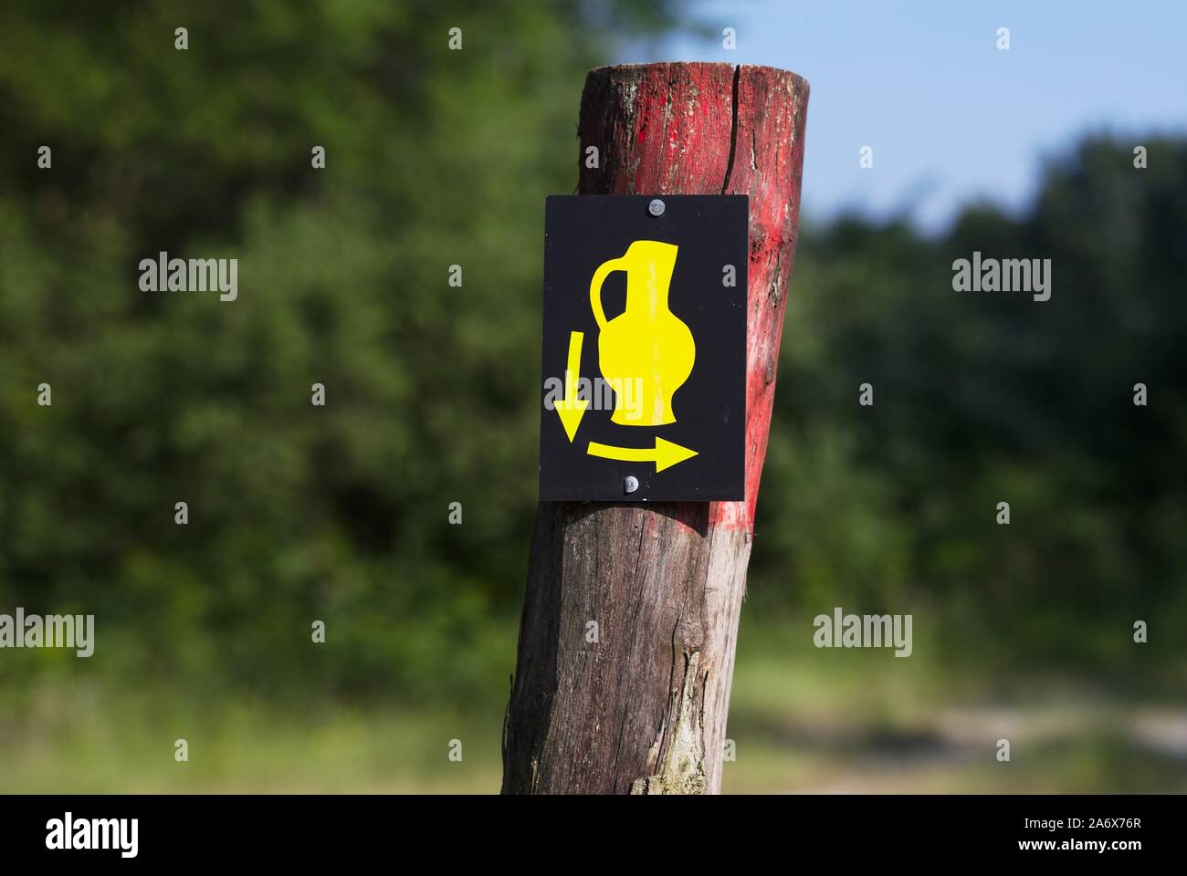 Verwirrende Zeichen mit Vase und zwei Pfeile Stockfoto