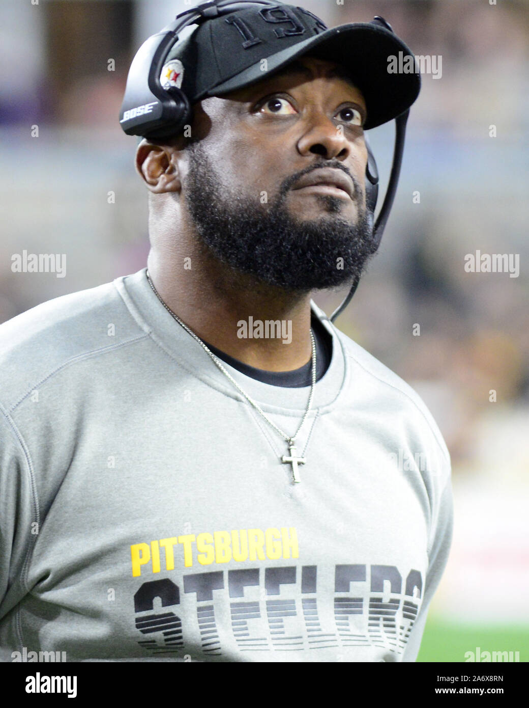 Pittsbugh, USA. 29 Okt, 2019. Pittsburgh Steelers Head Coach Mike Tomlin blickt in die Anzeigetafel im zweiten Quartal die Steelers 27-14 Sieg gegen die Miami Dolphins am Heinz Feld in Pittsburgh am Montag, 28. Oktober 2019. Foto von Archie Tischler/UPI Quelle: UPI/Alamy leben Nachrichten Stockfoto