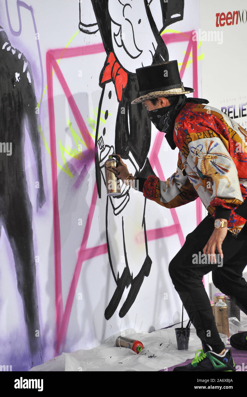 LOS ANGELES, Ca. Dezember 18, 2013: Graffiti Künstler Alec Monopol bei der Weltpremiere von "Justin Bieber's Glaub' am Regal Cinemas LA Live. © 2013 Paul Smith/Featureflash Stockfoto