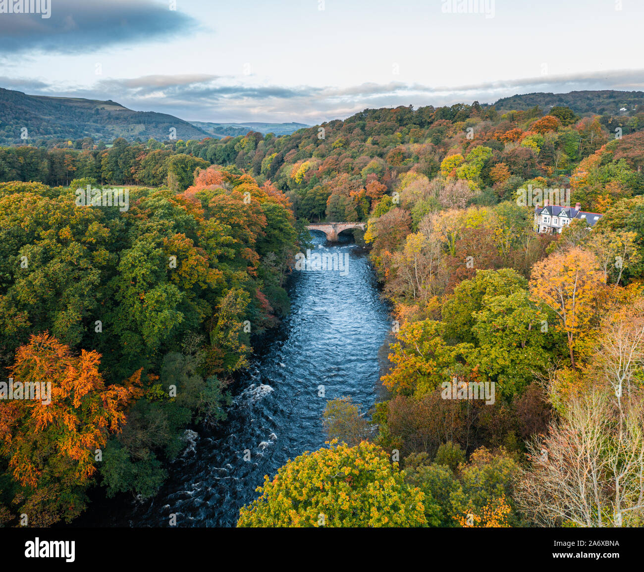 Herbstliche Landschaft mit bunten Bäumen und Fluss Dee bei Sonnenaufgang in Wales, Großbritannien Stockfoto