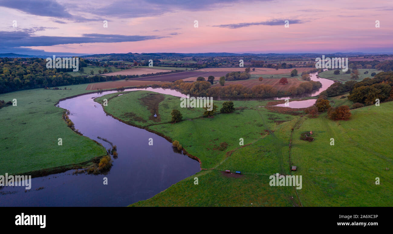 Antenne schiessen mit Panoramablick über den Fluss Severn Mäander im herbstlichen Sonnenaufgang in Shropshire, Großbritannien Stockfoto