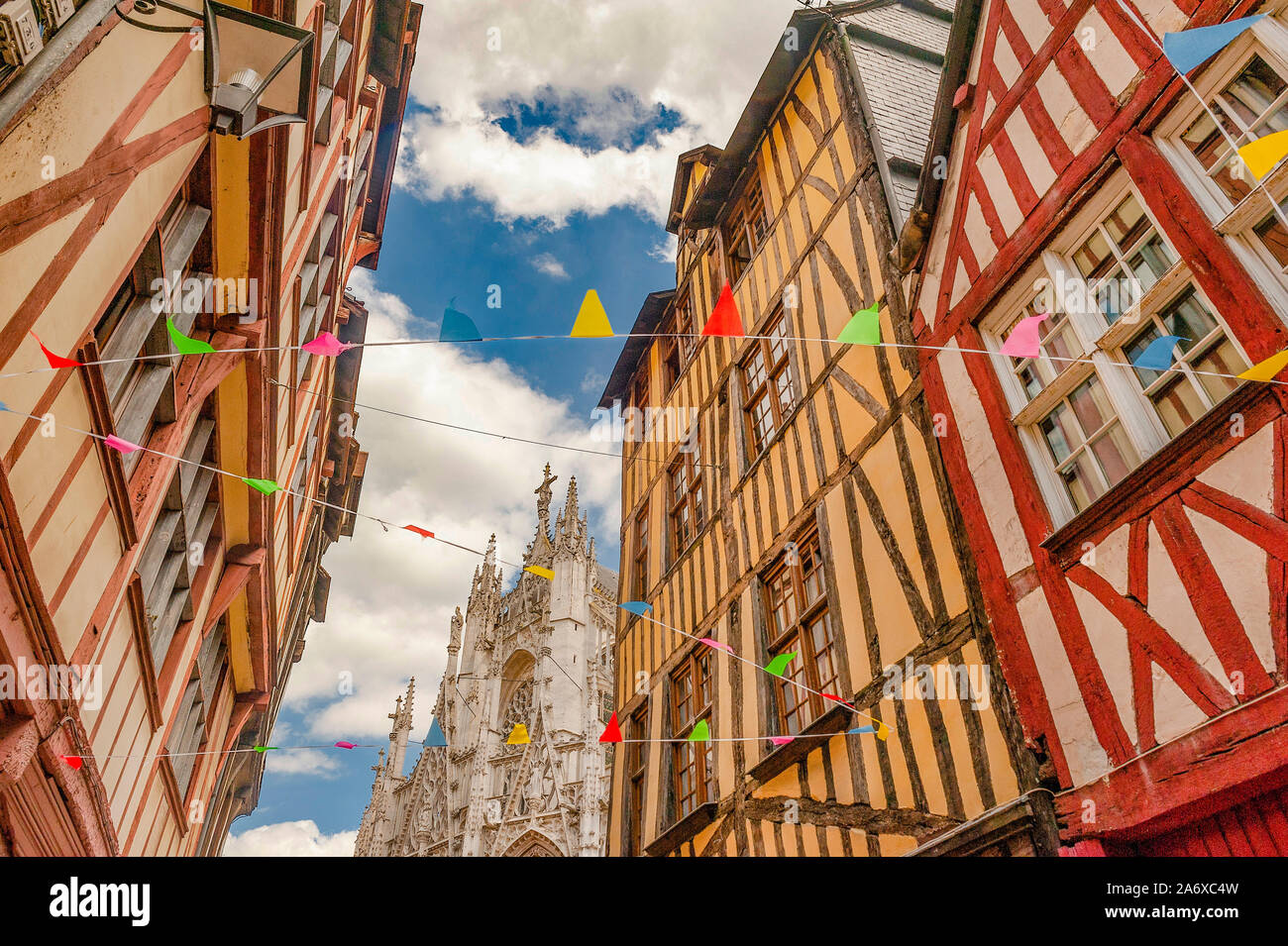 Mit mittelalterlichen Häusern, der Rue Malpalu führt der Weg zum St Quay Portrieux Kirche in Rouen, Normandie, Frankreich Stockfoto