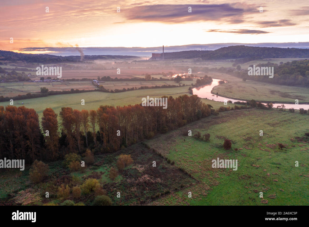 Drone schießen über die malerische Landschaft und Fluss in der herbstlichen Morgen in Shropshire, Großbritannien Stockfoto