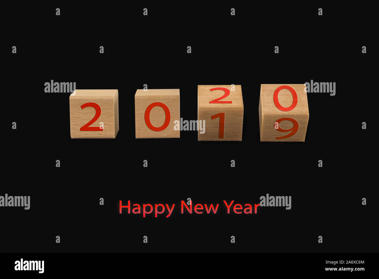 Frohes neues Jahr wünscht. Der Countdown für 2020 mit Holzwürfeln. Minimalistische Kartendesign. Schwarzer Hintergrund, Kopie Platz für Text oder Bild. Stockfoto