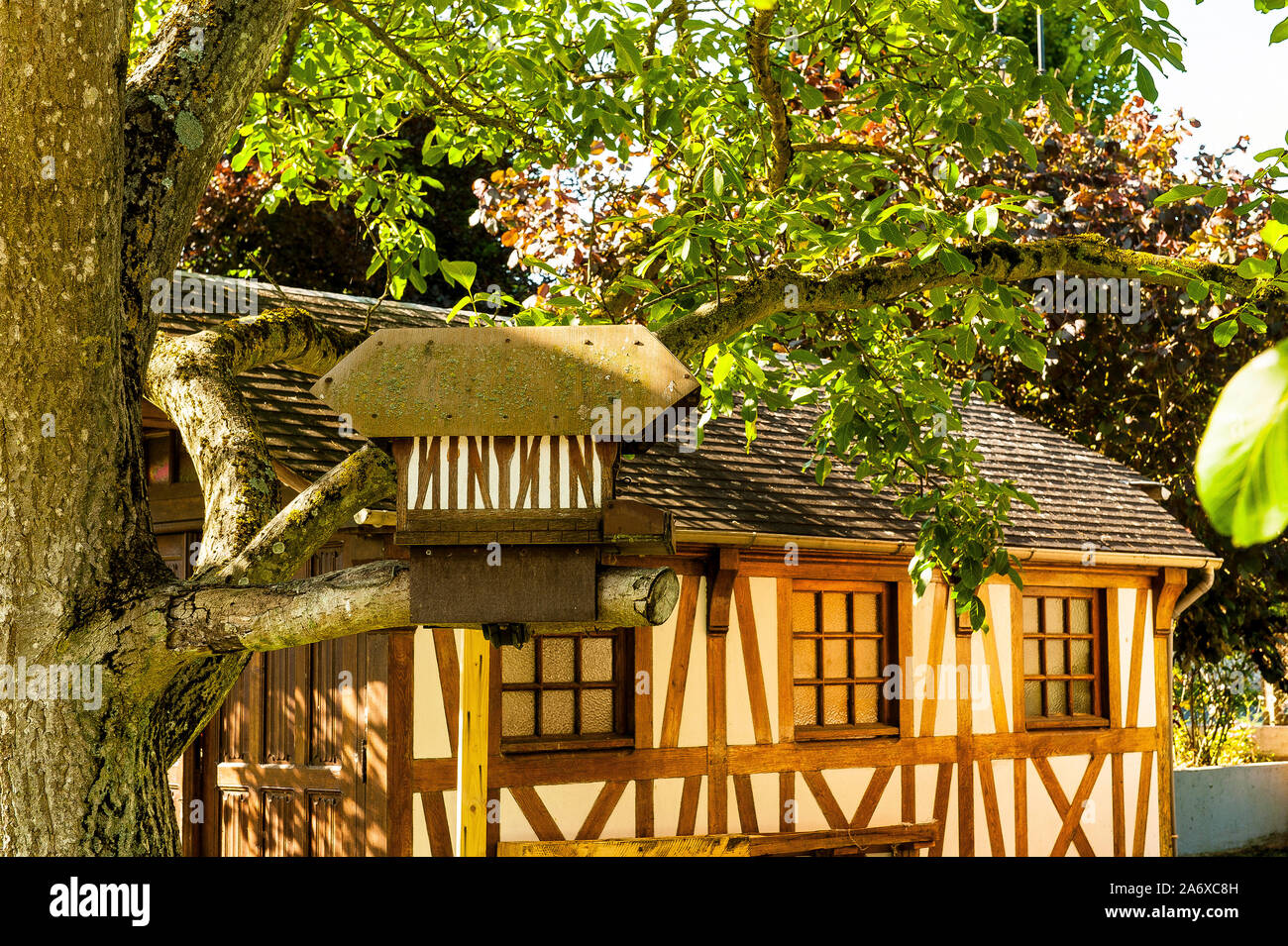 Bei St-Martin-de-Boscherville, ein kleines Vogelhaus ist im typischen Stil von Norman Häuser zu bauen. Stockfoto