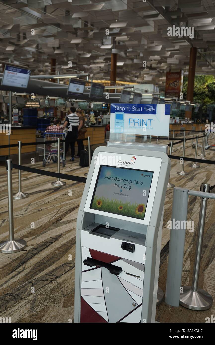 Bordkarte Druckstation am Flughafen Changi Stockfoto
