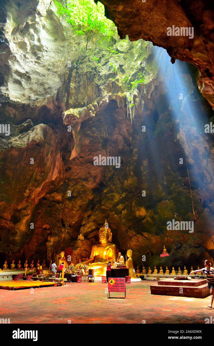 Die wichtigsten Höhle, wo es ein großes Loch im Dach der Höhle, in der ein Lichtstrahl im Khao Luang Höhle Petchaburi Thailand ermöglicht Stockfoto