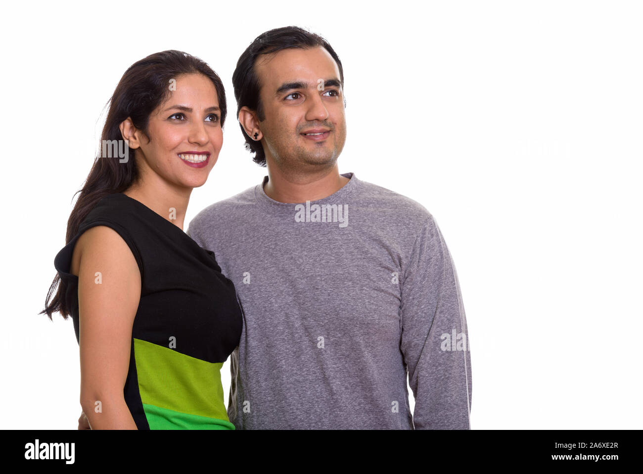 Studio shot von Happy persischen Paar lächelnd und Dista Stockfoto
