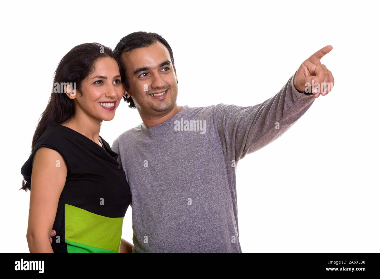 Happy persischen Paar lächelnd und im Abstand zusammen suchen wi Stockfoto