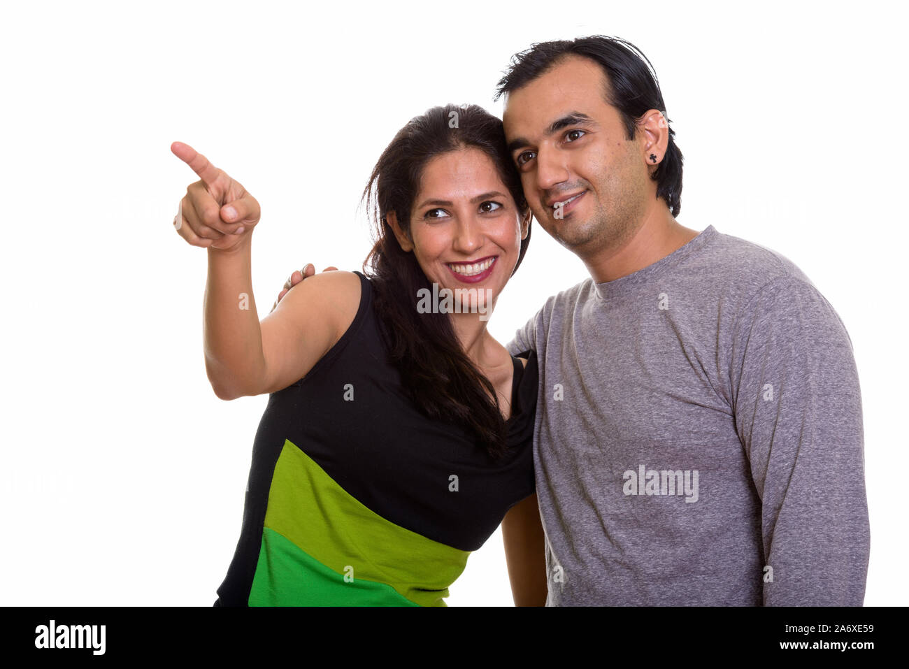 Happy persischen Paar lächelnd und im Abstand zusammen suchen wi Stockfoto