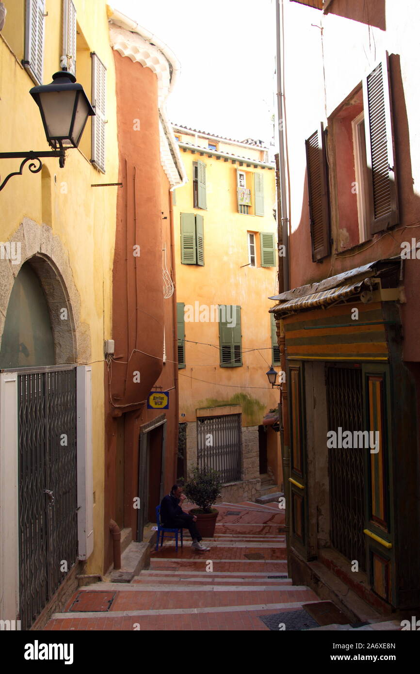 Steile Gasse in der Altstadt von Grasse, die Parfüm Stadt der Côte d'Azur, Provence, Frankreich Stockfoto