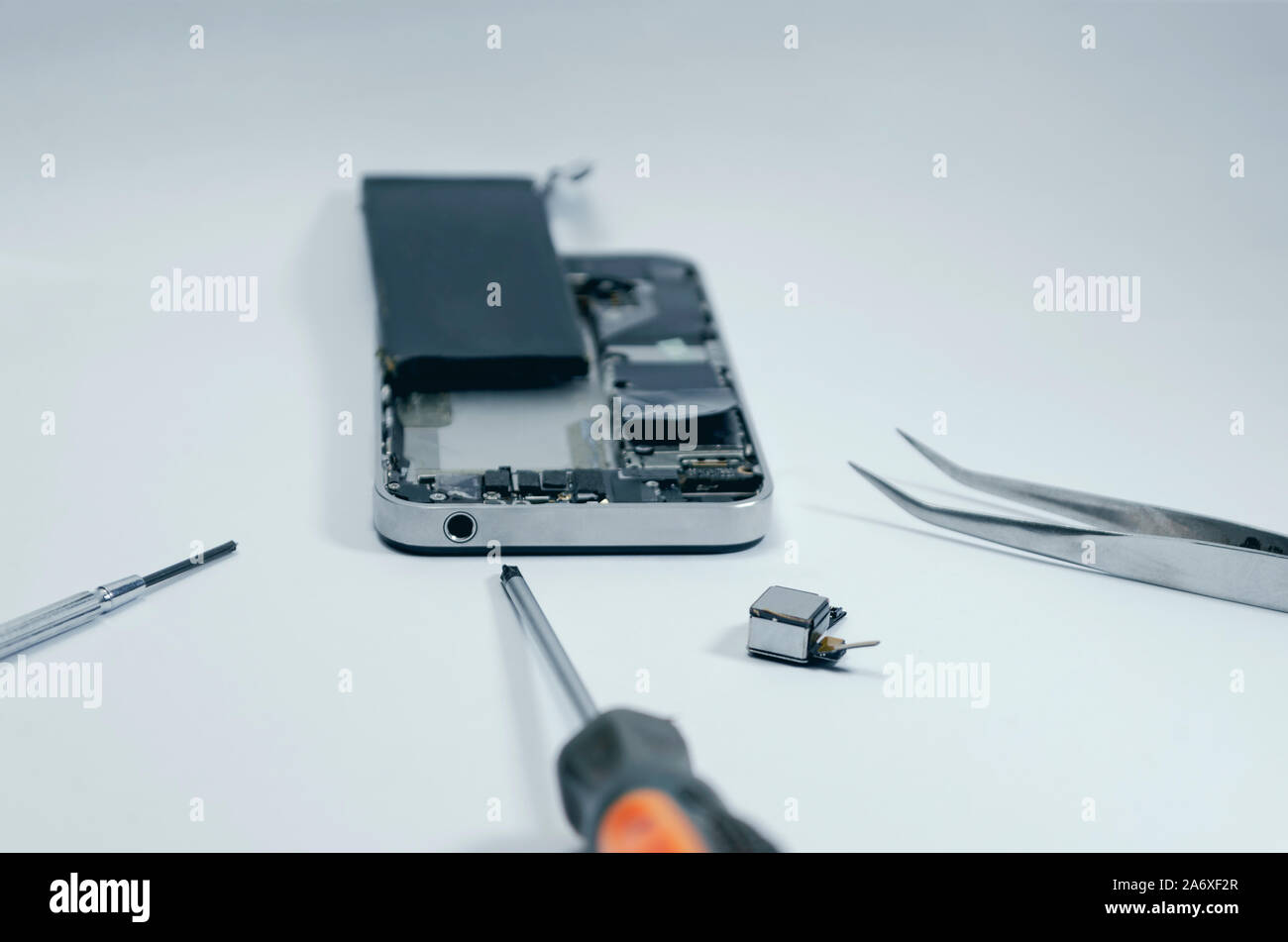 Telefon Motherboard oder Festsetzung Reparaturen in die Hauptplatine für Smartphone im Labor durch professionelle Techniker auf dem Schreibtisch. Mit mini Tools Stockfoto