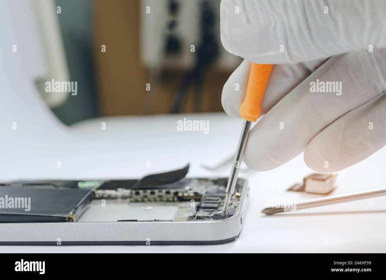 Telefon Motherboard oder Festsetzung Reparaturen in die Hauptplatine für Smartphone im Labor durch professionelle Techniker auf dem Schreibtisch. Stockfoto