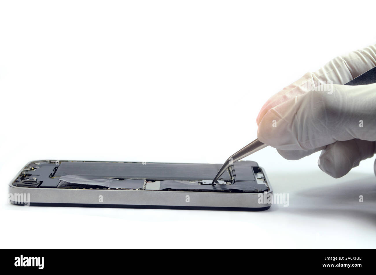 Handy Reparaturen Einbau der Batterie in die Hauptplatine für Smartphone durch Techniker auf dem Schreibtisch, mit mini Tools im Labor Stockfoto