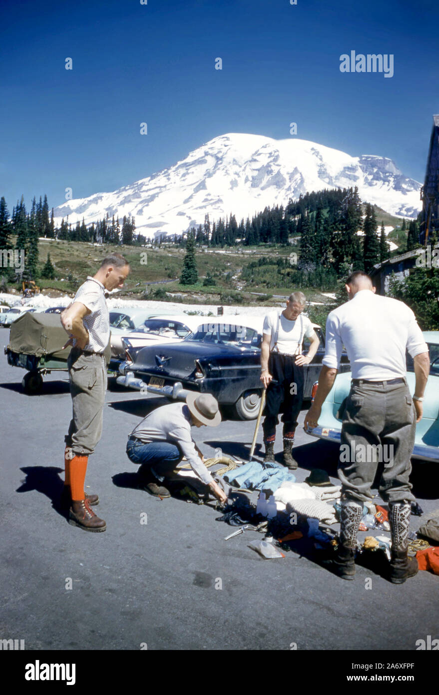 1958: Drei Männer erhalten ihre Ausrüstung und Taschen vor ihren Bergsteigen Reise ca. 1958 bereit. (Foto von Hy Peskin) Stockfoto