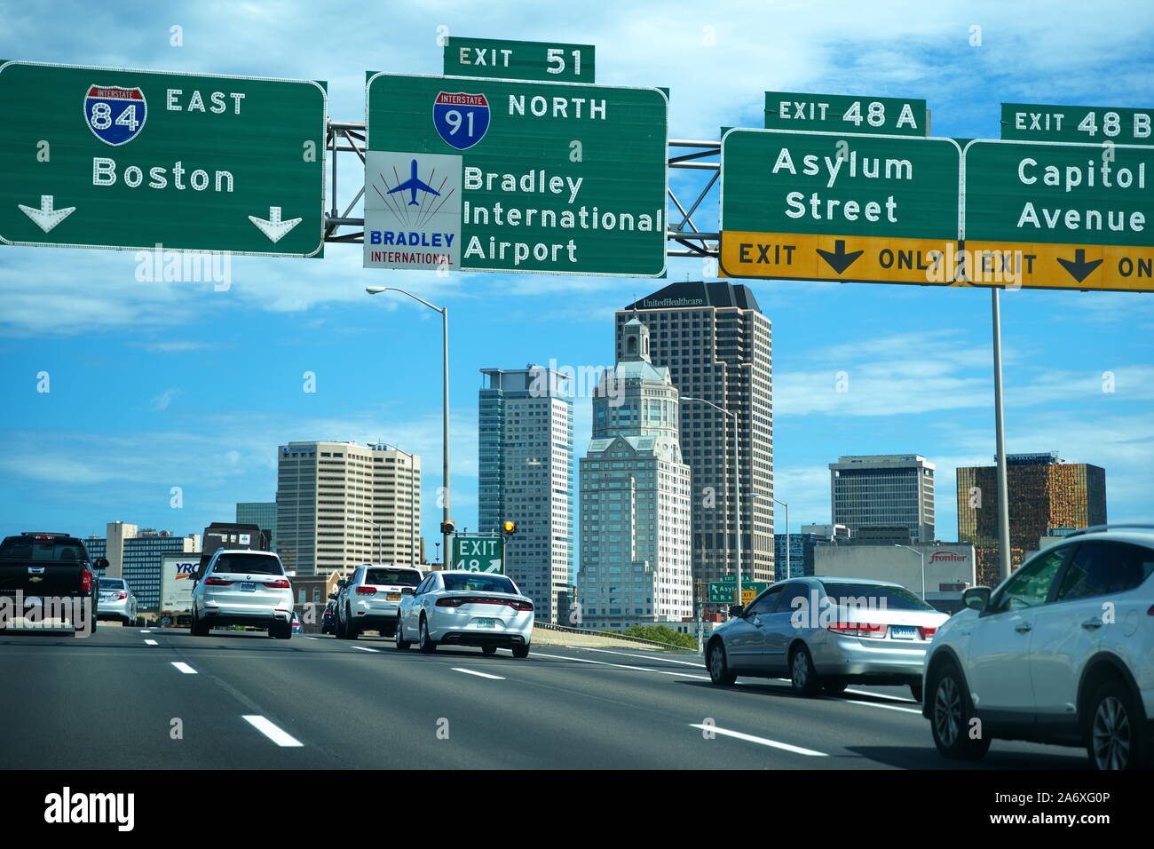 Hartford, CT USA. 16.September 2019. Die Interstate 91 und 84, und Bradley International Airport Highway Zeichen in der Innenstadt von Hartford. Stockfoto