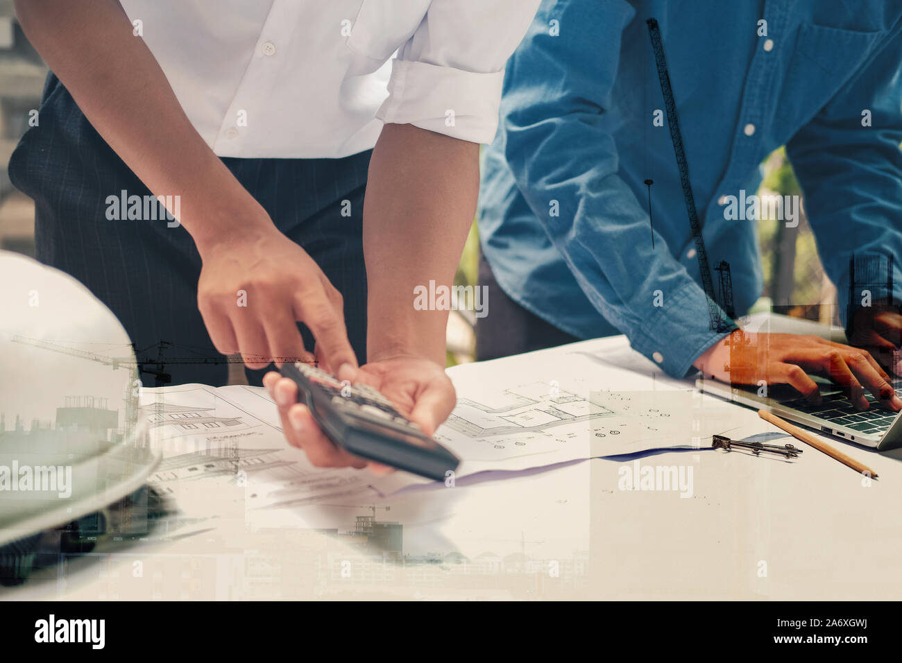 Architekt Ingenieur auf Haus blueprint von Immobilien Projekt am Arbeitsplatz arbeiten. Bau Konzept Stockfoto