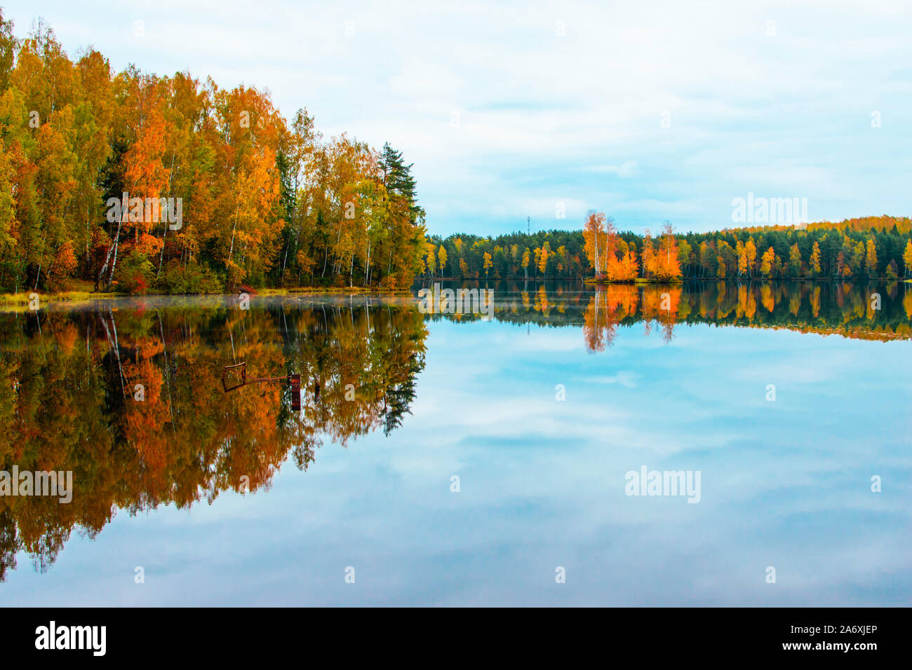 Schönen Herbst Landschaft. Reflexion der Herbst Wald in den See. Stockfoto