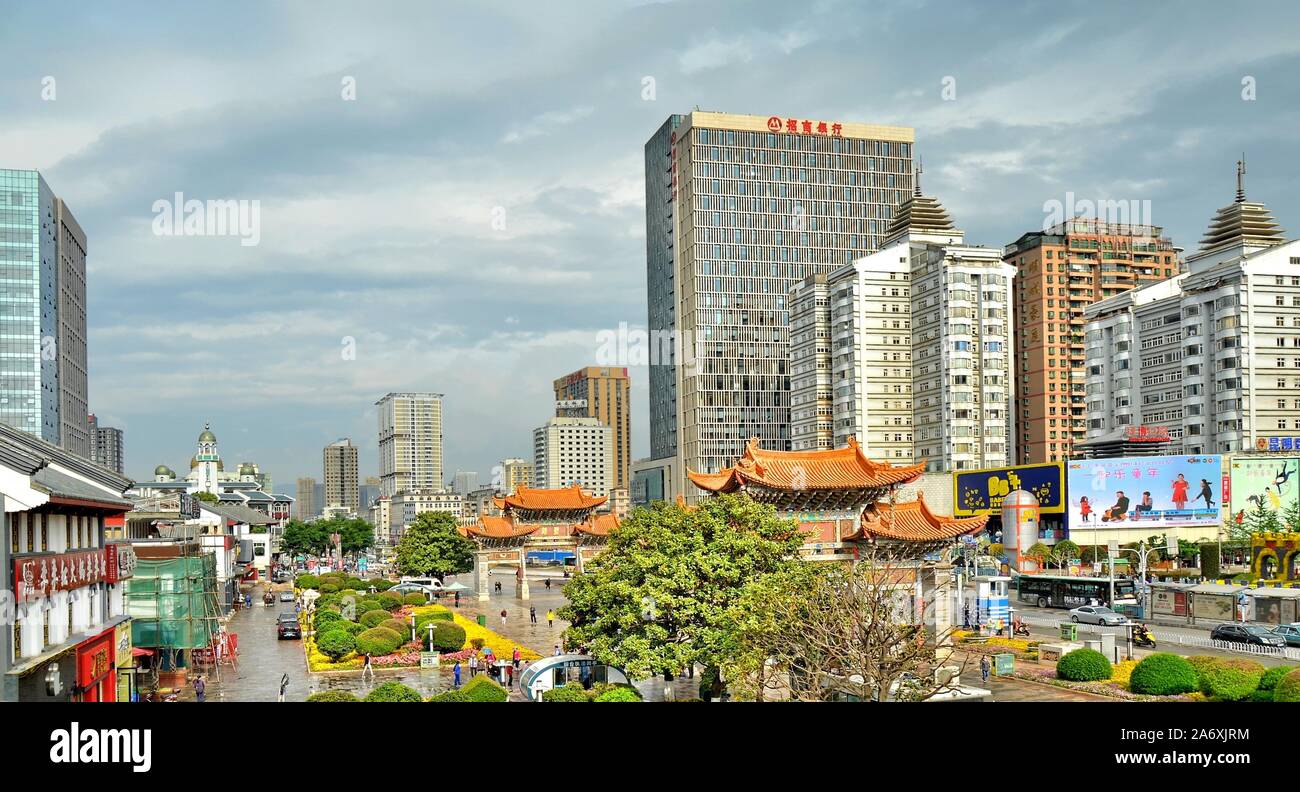Memorial Gate auf Jinbi Platz, Kunming Stadt, Yunnan Provinz (China) Stockfoto