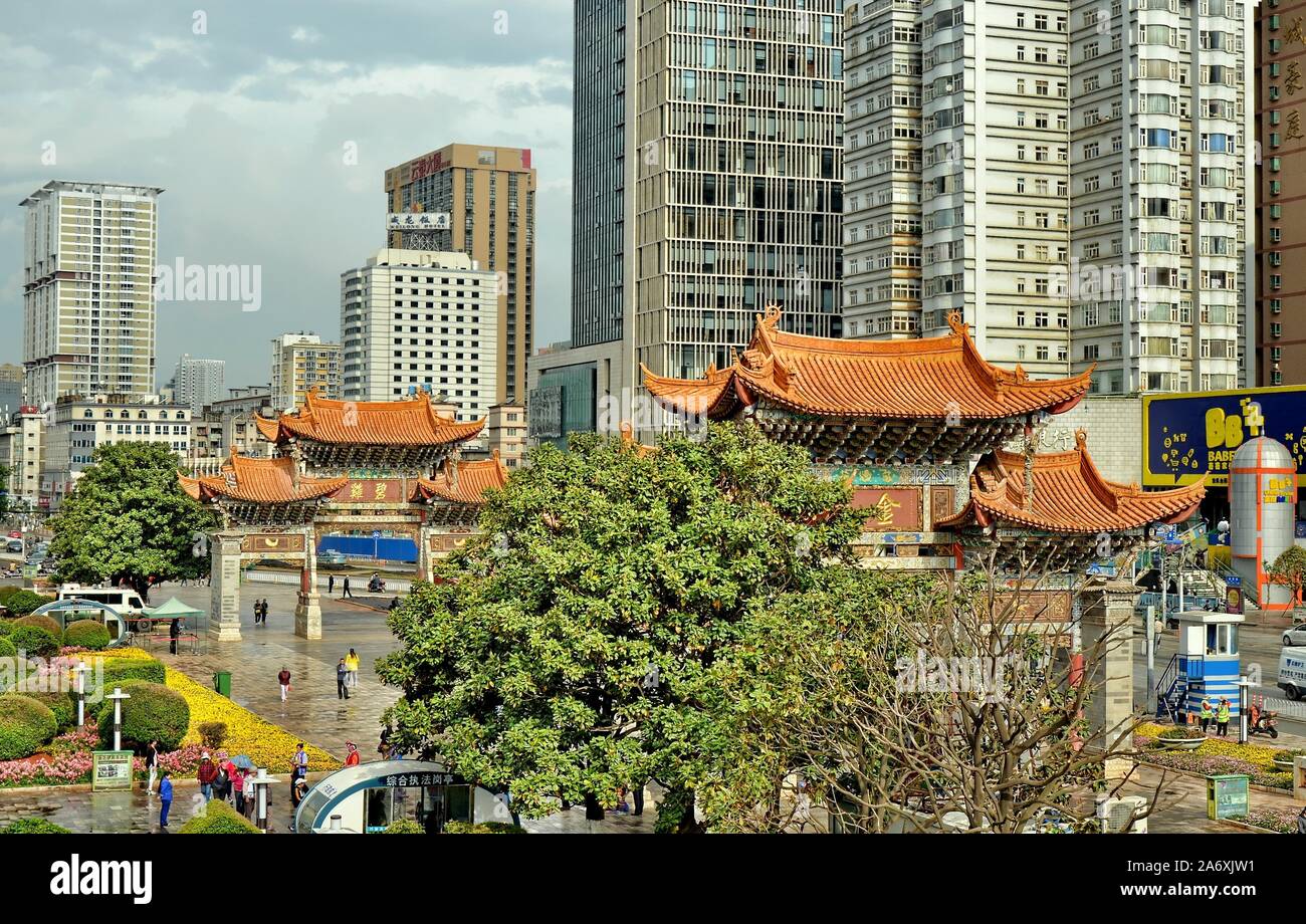 Memorial Gate auf Jinbi Platz, Kunming Stadt, Yunnan Provinz (China) Stockfoto