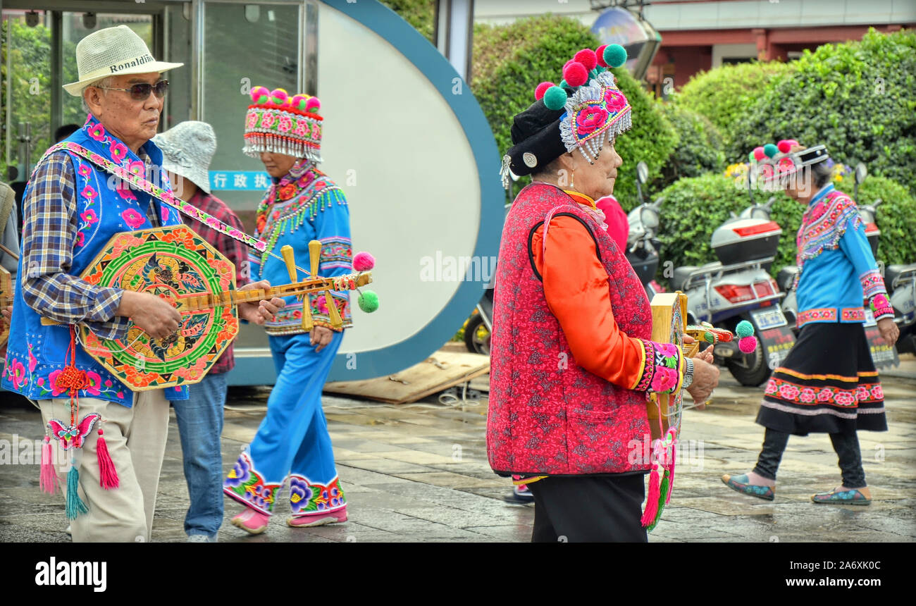 Chinesischen ethnischen Minderheiten tragen ihre traditionellen Gewand alte ethnische Tänze in Kunming, der Hauptstadt der Provinz Yunnan im Süden Chinas. Stockfoto