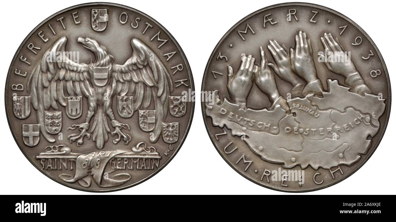 Deutschland deutsche NS-Propaganda Silbermedaille 1938, vorbehaltlich der Annexion Österreichs, Adler unter den Schilden, Hände in der hitlergruß Karte oben, Stockfoto