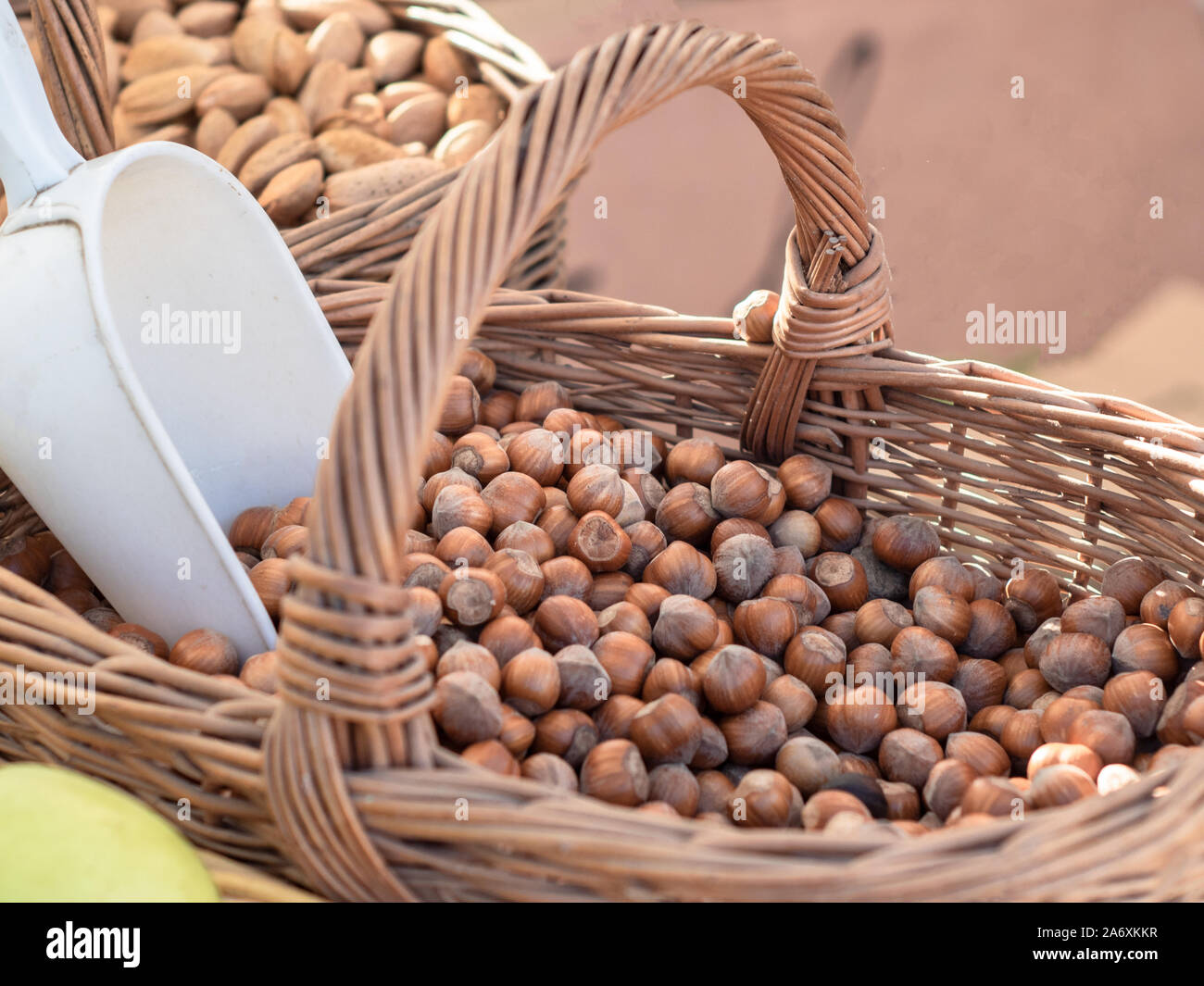 Weidenkörbe auf dem Markt mit erlesenen getrockneten Früchten, Haselnüsse und Mandeln Stockfoto