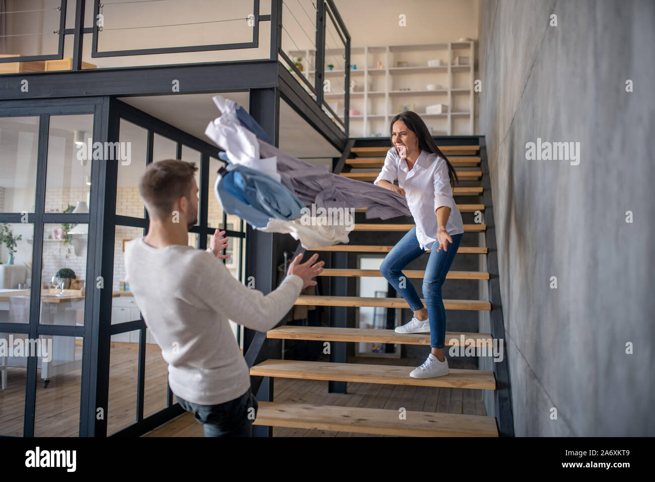 Frau schrie Ehemann nach Wissen über das Betrügen Stockfoto