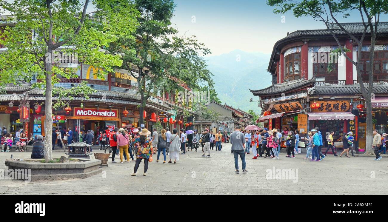 Straßenleben und amerikanisches Fast Food in Dali Altstadt, Provinz Yunnan, China. Stockfoto