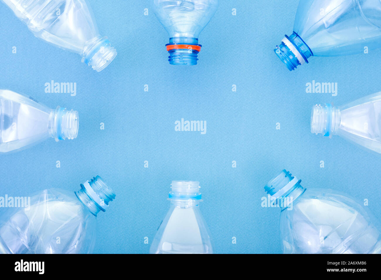 Plastikflaschen auf einem blauen Karton Hintergrund Stockfoto
