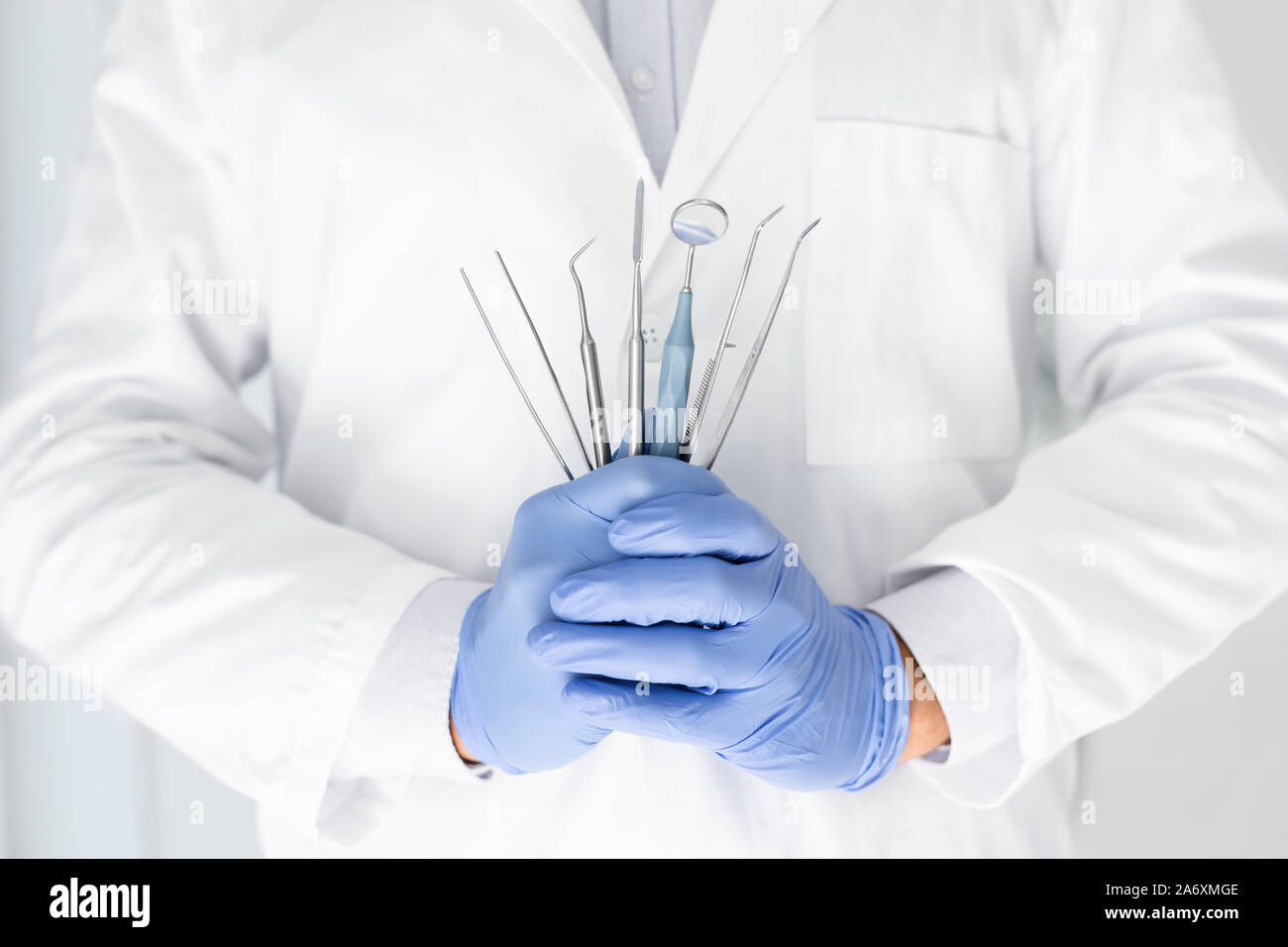 Nahaufnahme von Zahnarzt Hände mit zahnmedizinischen Ausrüstung Stockfoto