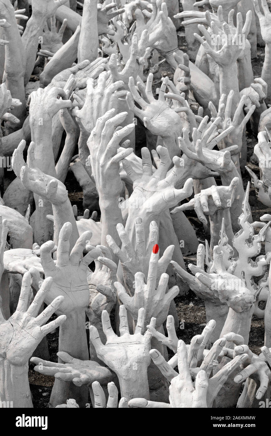 Chiang Rai, Thailand - 2009.11.02: Wat Rong Khun buddhistischen weiße Tempel, Skulptur Hände durch Chalermchai kositpipat Stockfoto