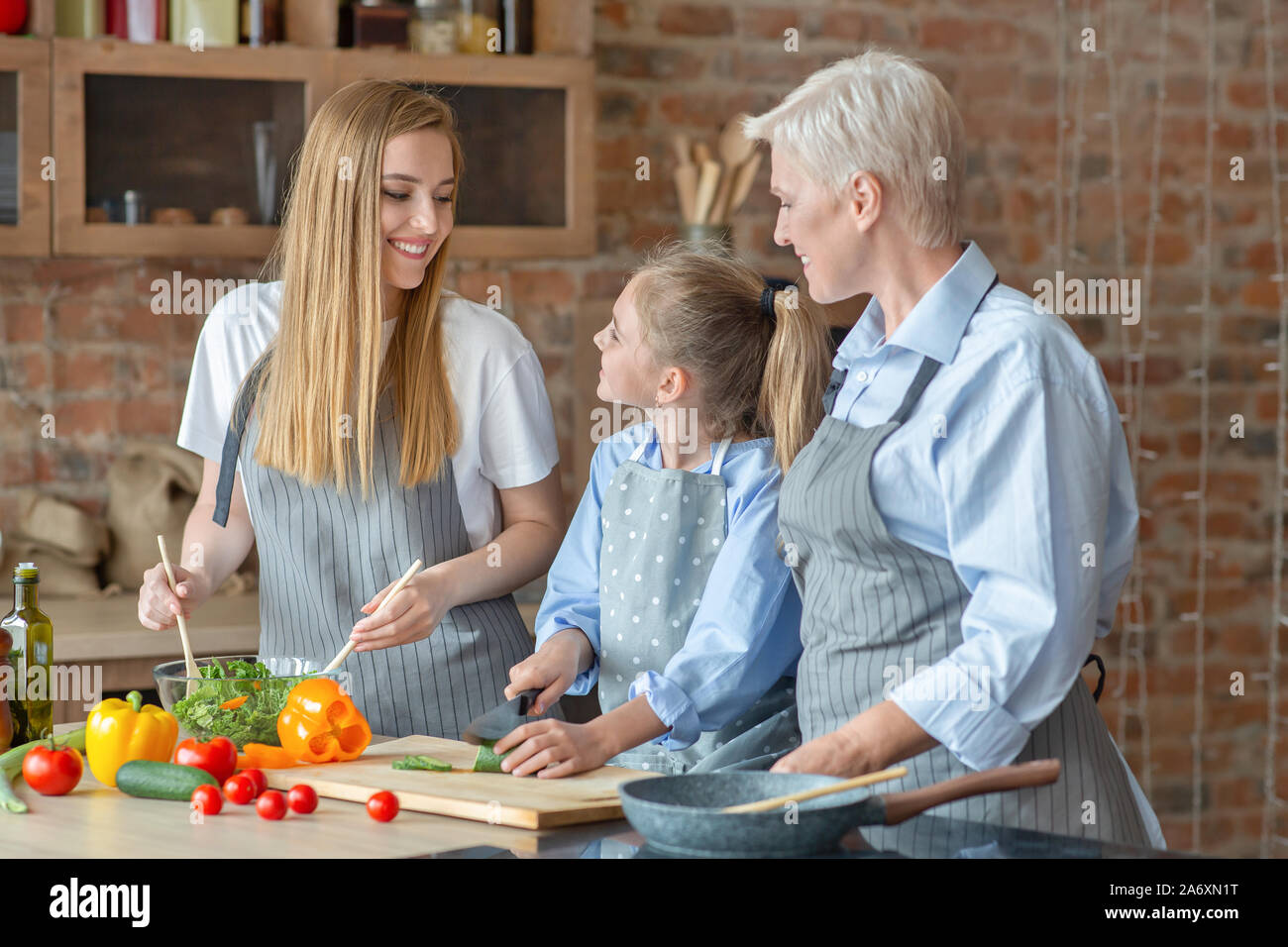 Erwachsene Frauen Lehre kleines Mädchen kochen Stockfoto