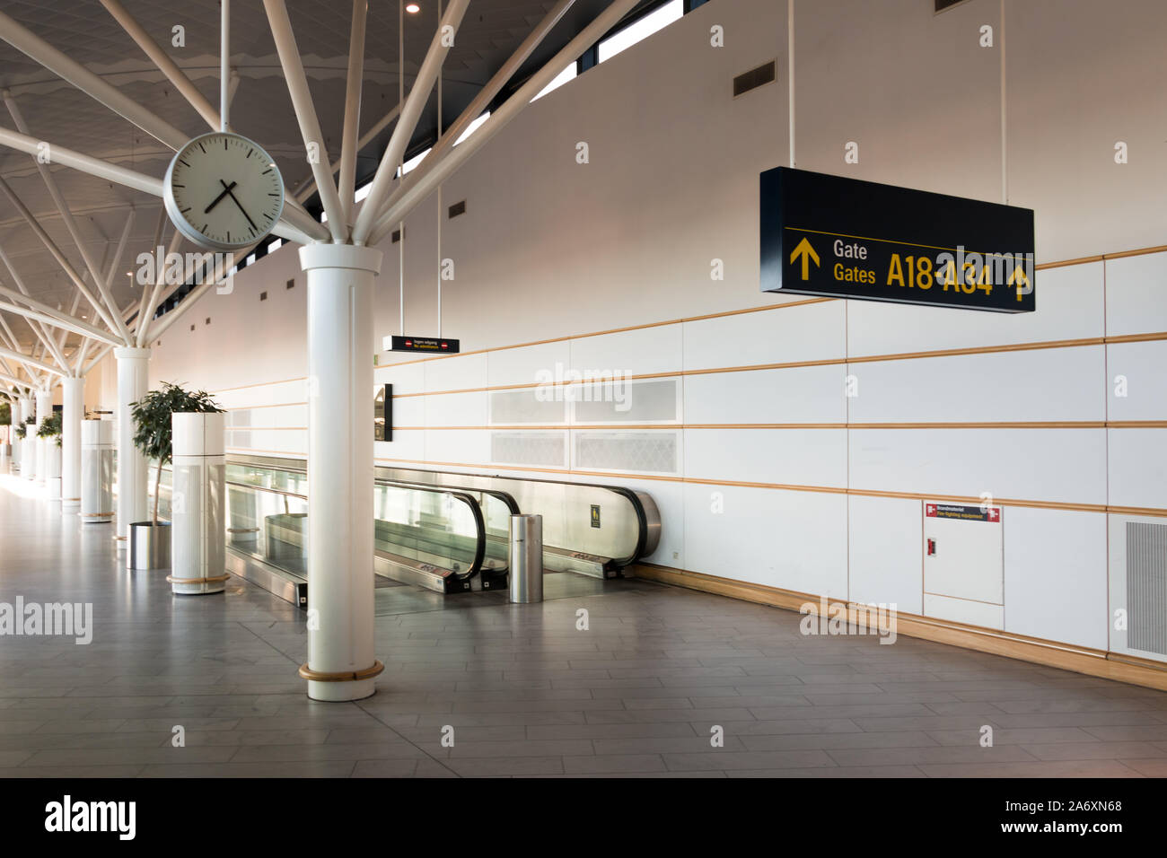 Innenraum von einem Flughafen Terminal ohne Menschen und mit Panel, Flugsteige und eine Uhr. Travel Concept Stockfoto