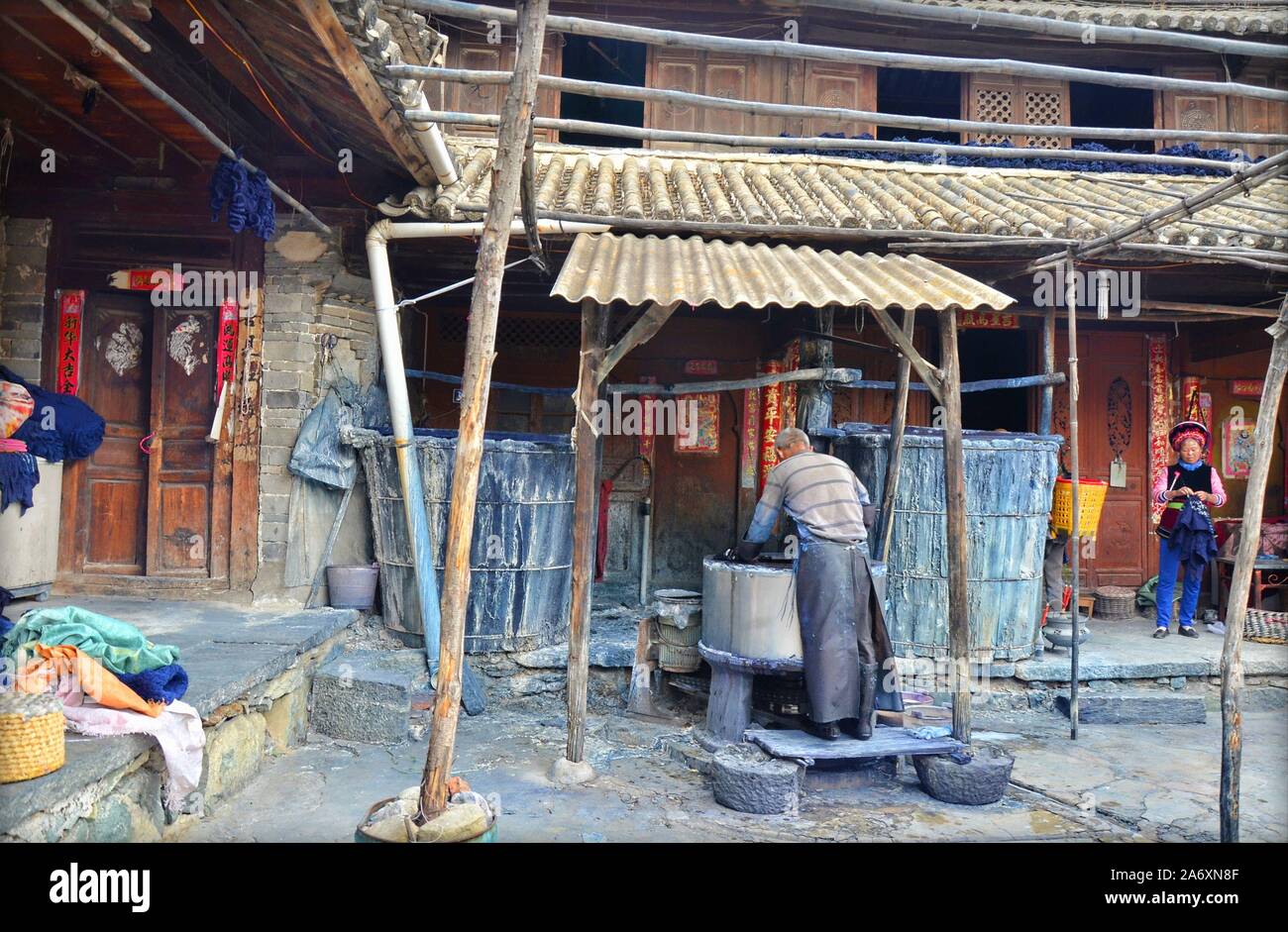 Traditionelle Batik-Werkstatt im Dorf Zhoucheng, Provinz Yunnan (China) Stockfoto