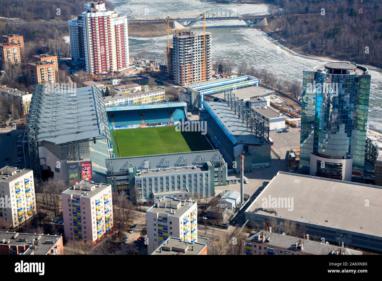 Luftaufnahme des Fußball-Stadion "Arena Khimki' im Zentrum von Khimk towni, Moskauer Gebiet, Russland Stockfoto