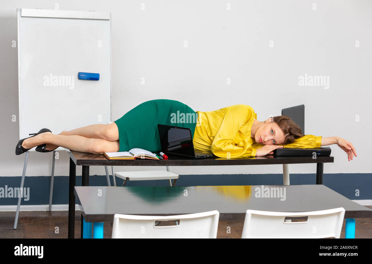 Die Frau Lehrerin ist müde Stockfoto